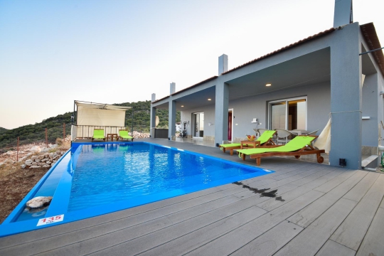 Kaş Belenli Sısla'da 5 Kişilik Deniz Manzaralı Tatil Villası