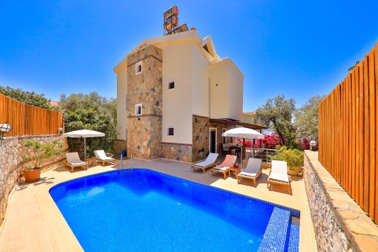 BLUE 7796 9 Kişilik Geniş Aileye Uygun Deniz Manzaralı Kiralık Tatil Villası