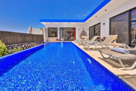 BLUE 8394 İslamlarda Muhafazakar ve Jakuzili Villa