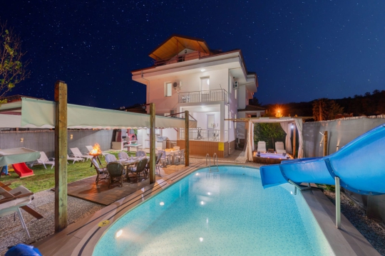 Muğla Fethiye Yeşilüzümlü'de 8 Kişilik Doğa İçinde Tatil Villası