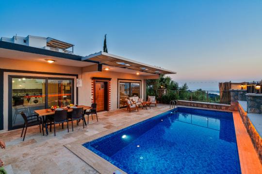BLUE 7748 Korunaklı Geniş Aile Villası