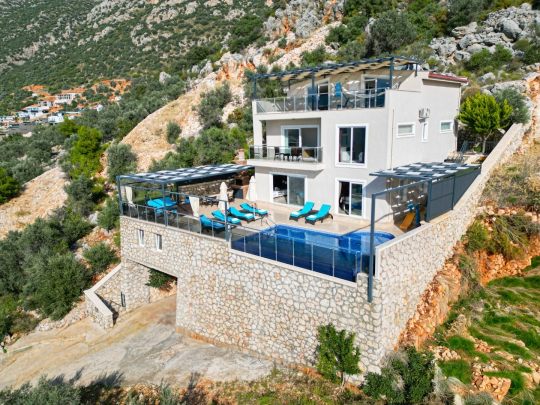 Kalkan Kördere'de 8 Kişilik Deniz Manzaralı Kiralık Tatil Villası Blue-8389