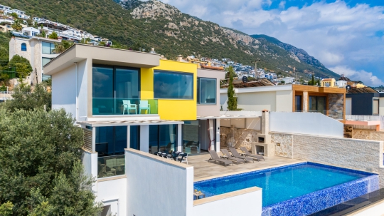 BLUE 8392 Kalkan merkeze yakın sonsuz deniz manzaralı suit odalı kiralık tatil villası