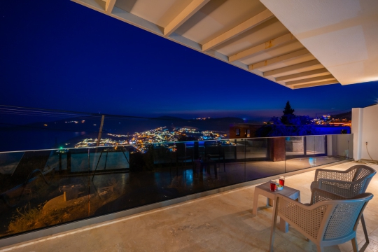 BLUE 8393 Kalkan Merkeze yakın ısıtma havuzlu kiralık tatil villası