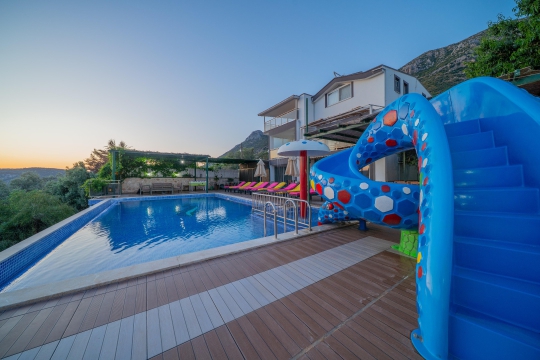 Kalkan Kördere'de 14 Kişilik Geniş Aile Kiralık Tatil Villası