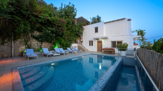 BLUE 8000 Kalkan  Kördere'de 8 Kişilik Kiralık Tatil Villası