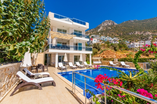 Kaş Kalkan'da 10 Kişilik Deniz Manzaralı Tatil Villası