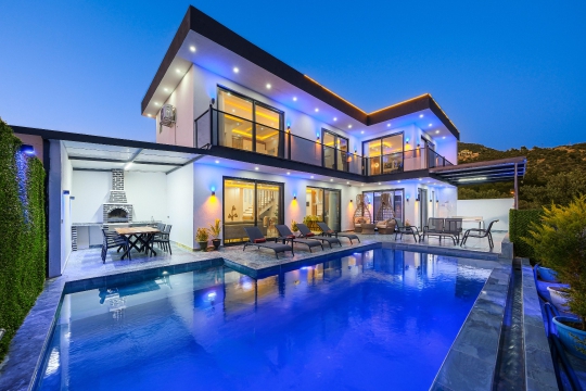 BLUE 7729 Jakuzili Bahçeli Isıtma Havuzlu Muhafazakar Lüks Kiralık Villa