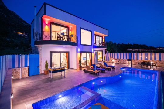 BLUE 8147 Kalkan Akbel'de 6 Kişilik Kiralık Tatil Villası