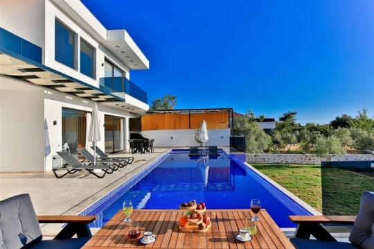 BLUE 7989 Kalkan Üzümlü'de 6 Kişilik Kiralık Tatil Villası