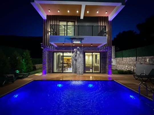 Antalya Finike Karşıyaka'da 8 Kişilik Denize Yakın Tatil Villası
