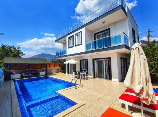 BLUE 7778 Üzümlü'de Korunaklı 6 Kişilik Kiralık Tatil Villası