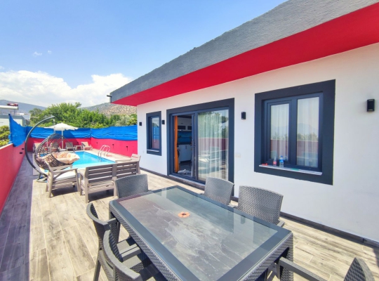 BLUE 7777 Üzümlü'de Korunaklı 4 Kişilik Kiralık Tatil Villası