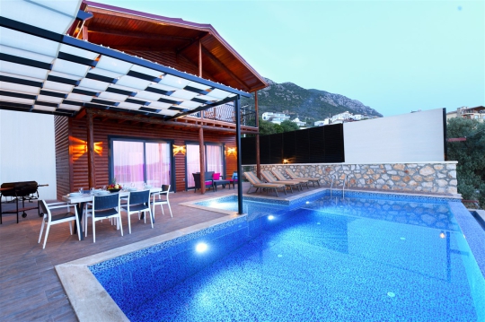 Kalkan Bezirgan'da 4 Kişilik Doğa-Deniz Manzaralı KiralıkTatil Villası