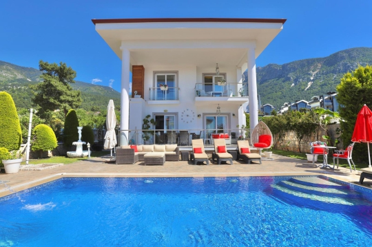 Muğla Fethiye Ölüdeniz'de 8 Kişilik Doğa İçinde Tatil Villası